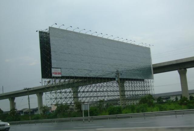 ป้ายโฆษณาเถื่อนยังเกลื่อนกรุง