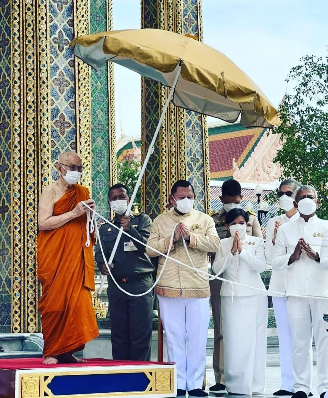 สมเด็จพระอริยวงศาคตญาณ สมเด็จพระสังฆราช สกลมหาสังฆปริณายก เสด็จออกไปทีหน้าพระอุโบสถ 