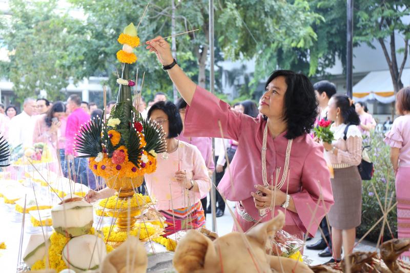 พิธีบวงสรวงเนื่องในวันคล้ายวันสถาปนา สำนักงานการตรวจเงินแผ่นดิน ครบรอบ 104 ปี