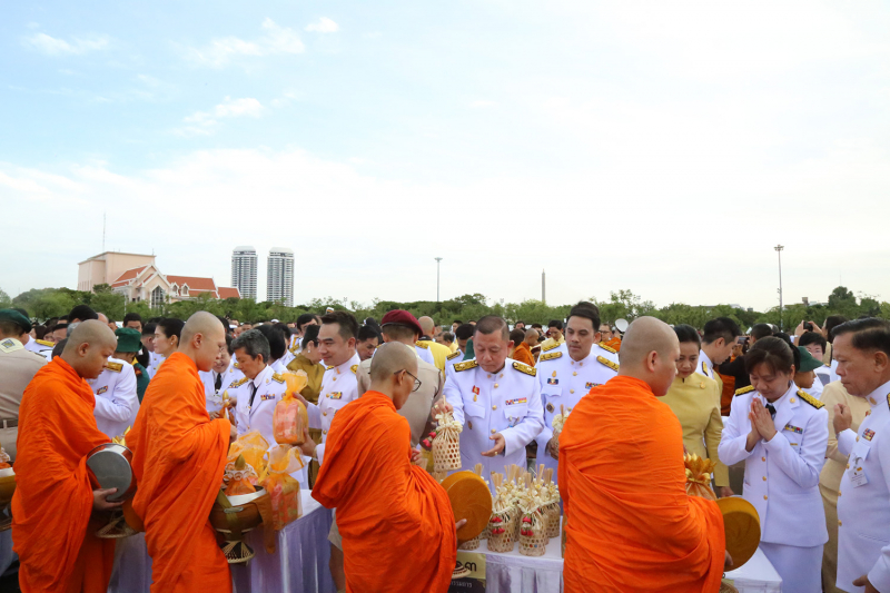 พิธีทำบุญตักบาตรและพิธีถวายสัตย์ปฏิญาณ