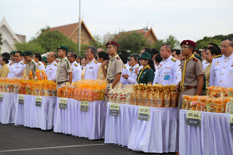 พิธีทำบุญตักบาตรและพิธีถวายสัตย์ปฏิญาณ