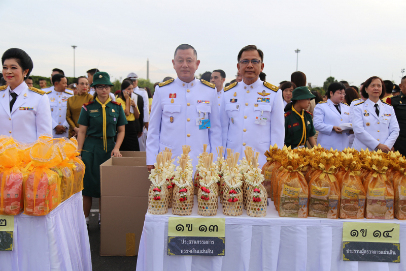 พิธีทำบุญตักบาตรและพิธีถวายสัตย์ปฏิญาณ