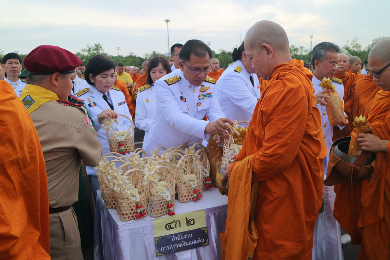 พิธีทำบุญตักบาตรและพิธีถวายสัตย์ปฏิญาณ