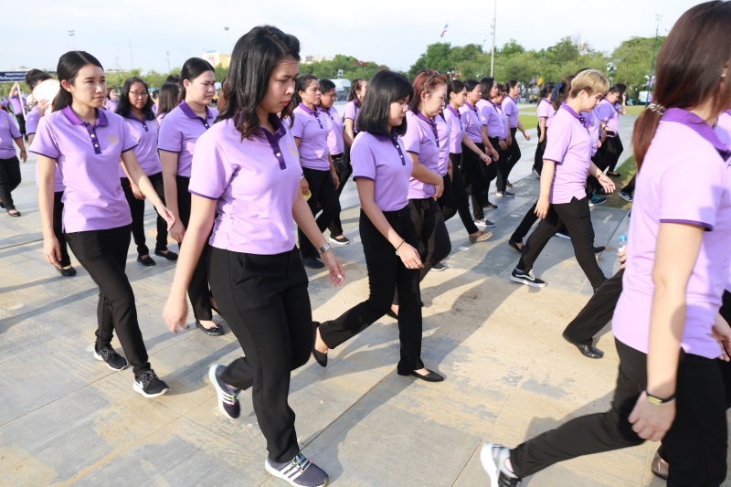 สตง.ร่วมริ้วขบวนอัญเชิญเครื่องราชสักการะ และร่วมพิธีจุดเทียนถวายพระพรชัยมงคล 