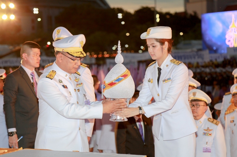 สตง.ร่วมริ้วขบวนอัญเชิญเครื่องราชสักการะ และร่วมพิธีจุดเทียนถวายพระพรชัยมงคล 