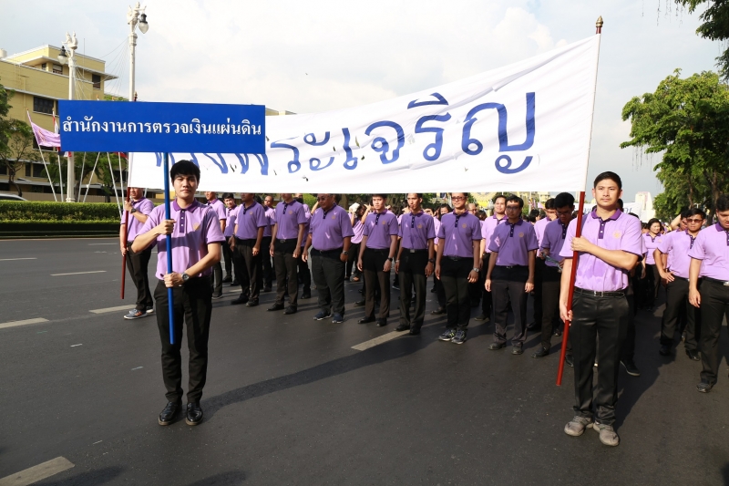 สตง.ร่วมริ้วขบวนอัญเชิญเครื่องราชสักการะ และร่วมพิธีจุดเทียนถวายพระพรชัยมงคล 