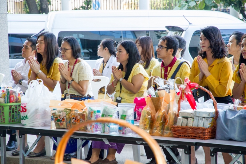 พิธีทำบุญตักบาตรข้าวสารอาหารแห้ง คณะสงฆ์จำนวน 9 รูป จากวัดพระราม 9 กาญจนาภิเษก พระอารามหลวง