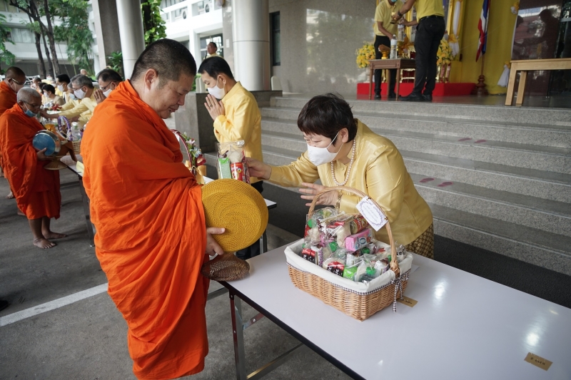 พิธีทำบุญตักบาตรข้าวสารอาหารแห้ง คณะสงฆ์จำนวน 9 รูป จากวัดพระเชตุพนวิมลมังคลารามราชวรมหาวิหาร เพื่อถวายเป็นพระราชกุศล แด่พระบาท