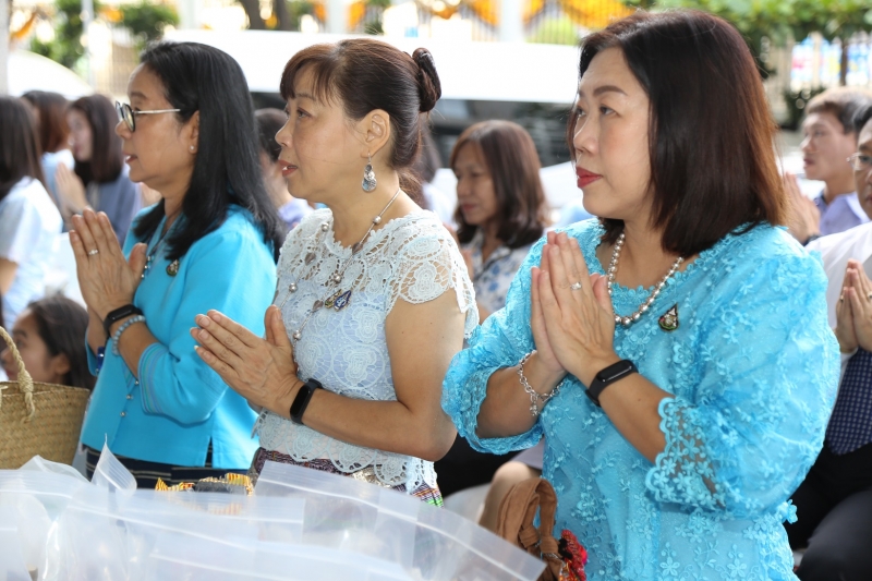 พิธีทำบุญตักบาตรข้าวสารอาหารแห้ง คณะสงฆ์จำนวน 9 รูป 