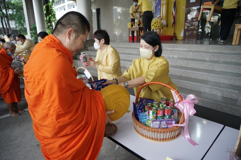 พิธีทำบุญตักบาตรข้าวสารอาหารแห้ง คณะสงฆ์จำนวน 9 รูป จากวัดพระเชตุพนวิมลมังคลารามราชวรมหาวิหาร เพื่อถวายเป็นพระราชกุศล แด่พระบาท