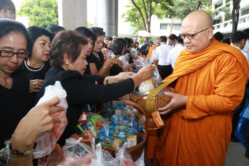 ทำบุญตักบาตรข้าวสารอาหารแห้ง และถวายปัจจัย เดือนตุลาคม 2560