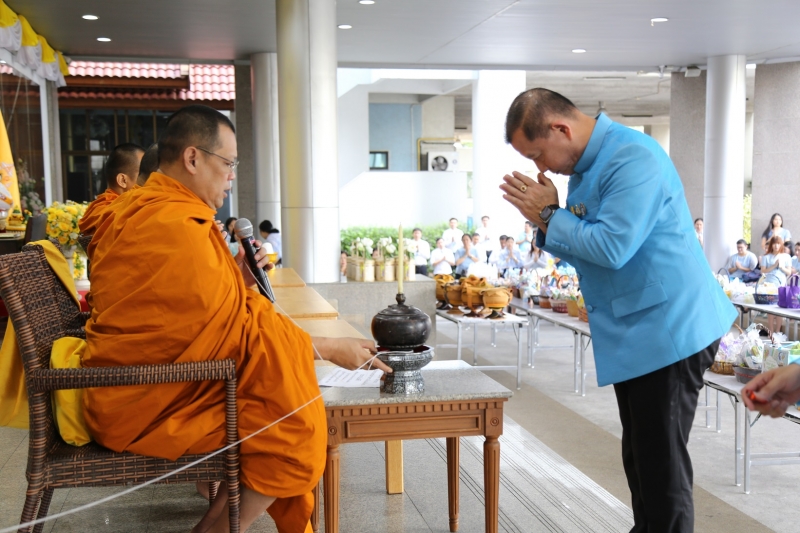 พิธีทำบุญตักบาตรข้าวสารอาหารแห้ง คณะสงฆ์จำนวน 9 รูป 