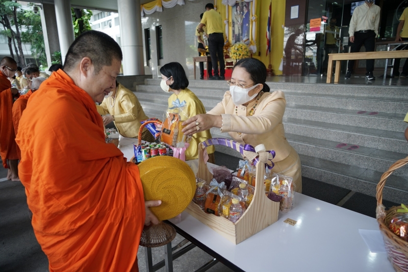 พิธีทำบุญตักบาตรข้าวสารอาหารแห้ง คณะสงฆ์จำนวน 9 รูป จากวัดพระเชตุพนวิมลมังคลารามราชวรมหาวิหาร เพื่อถวายเป็นพระราชกุศล แด่พระบาท