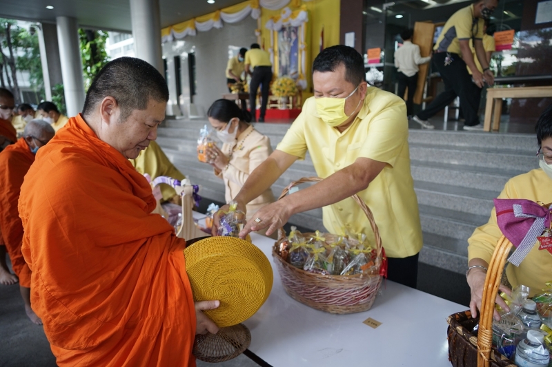 พิธีทำบุญตักบาตรข้าวสารอาหารแห้ง คณะสงฆ์จำนวน 9 รูป จากวัดพระเชตุพนวิมลมังคลารามราชวรมหาวิหาร เพื่อถวายเป็นพระราชกุศล แด่พระบาท