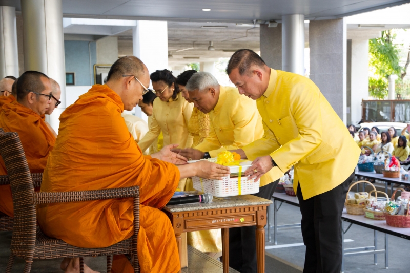 พิธีทำบุญตักบาตรข้าวสารอาหารแห้ง คณะสงฆ์จำนวน 9 รูป จากวัดพระราม 9 กาญจนาภิเษก พระอารามหลวง