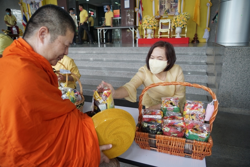 พิธีทำบุญตักบาตรข้าวสารอาหารแห้ง คณะสงฆ์จำนวน 9 รูป จากวัดพระเชตุพนวิมลมังคลารามราชวรมหาวิหาร เพื่อถวายเป็นพระราชกุศล แด่พระบาท