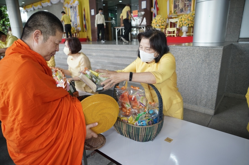 พิธีทำบุญตักบาตรข้าวสารอาหารแห้ง คณะสงฆ์จำนวน 9 รูป จากวัดพระเชตุพนวิมลมังคลารามราชวรมหาวิหาร เพื่อถวายเป็นพระราชกุศล แด่พระบาท