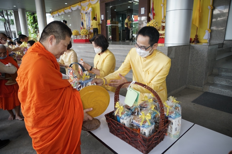 พิธีทำบุญตักบาตรข้าวสารอาหารแห้ง คณะสงฆ์จำนวน 9 รูป จากวัดพระเชตุพนวิมลมังคลารามราชวรมหาวิหาร เพื่อถวายเป็นพระราชกุศล แด่พระบาท