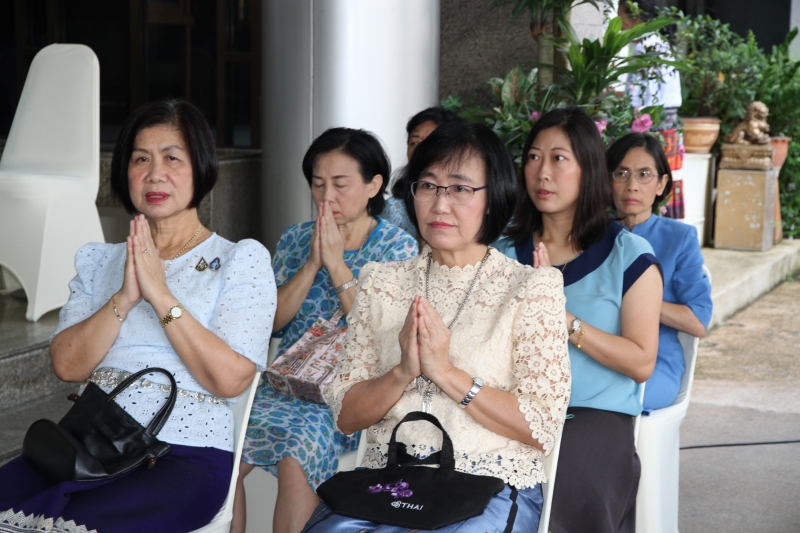 พิธีทำบุญตักบาตรข้าวสารอาหารแห้ง คณะสงฆ์จำนวน 9 รูป 