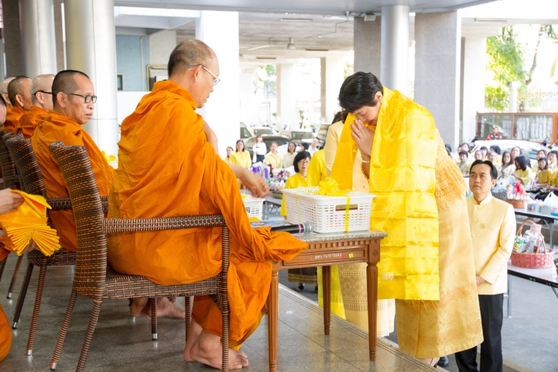 พิธีทำบุญตักบาตรข้าวสารอาหารแห้ง คณะสงฆ์จำนวน 9 รูป จากวัดพระราม 9 กาญจนาภิเษก พระอารามหลวง