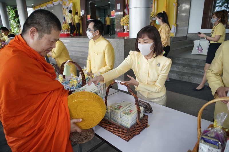 พิธีทำบุญตักบาตรข้าวสารอาหารแห้ง คณะสงฆ์จำนวน 9 รูป จากวัดพระเชตุพนวิมลมังคลารามราชวรมหาวิหาร เพื่อถวายเป็นพระราชกุศล แด่พระบาท