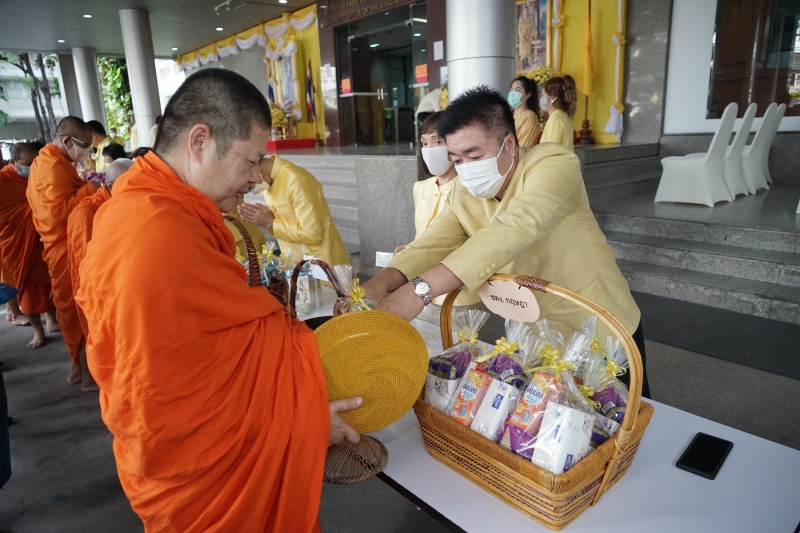 พิธีทำบุญตักบาตรข้าวสารอาหารแห้ง คณะสงฆ์จำนวน 9 รูป จากวัดพระเชตุพนวิมลมังคลารามราชวรมหาวิหาร เพื่อถวายเป็นพระราชกุศล แด่พระบาท