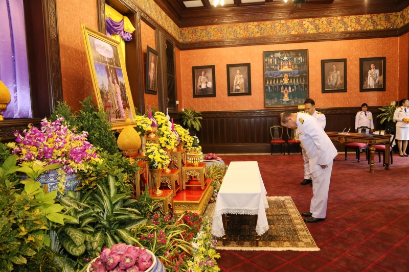 ลงนามถวายพระพรพระบาทสมเด็จพระเจ้าอยู่หัว และสมเด็จพระนางเจ้าฯ พระบรมราชินี เนื่องในโอกาสวันขึ้นปีใหม่ พุทธศักราช 2563