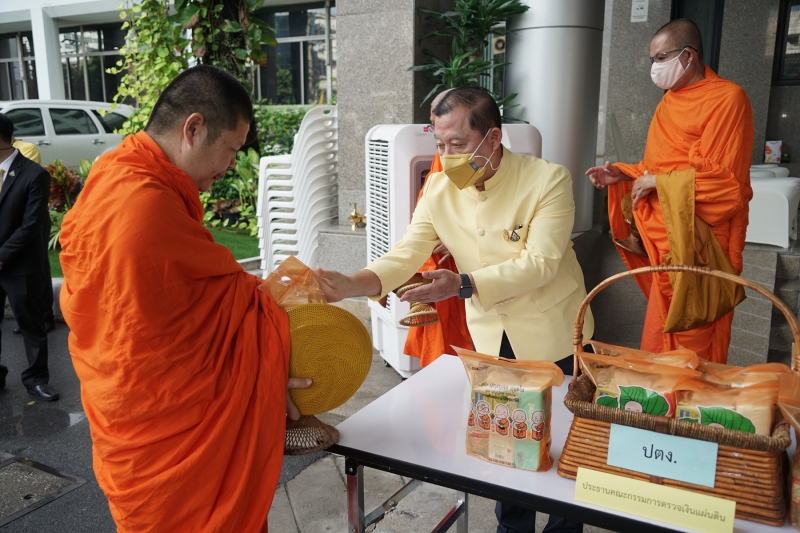 พิธีทำบุญตักบาตรข้าวสารอาหารแห้ง คณะสงฆ์จำนวน 9 รูป จากวัดพระเชตุพนวิมลมังคลารามราชวรมหาวิหาร เพื่อถวายเป็นพระราชกุศล แด่พระบาท