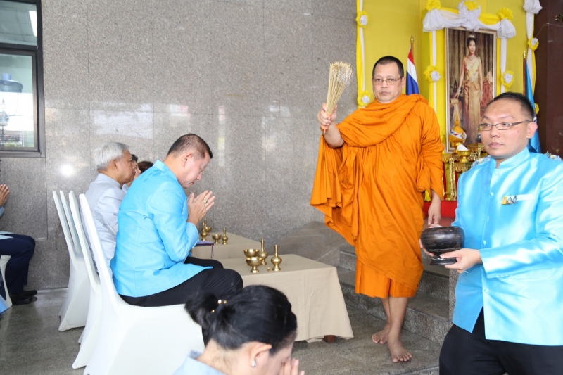 พิธีทำบุญตักบาตรข้าวสารอาหารแห้ง คณะสงฆ์จำนวน 9 รูป 