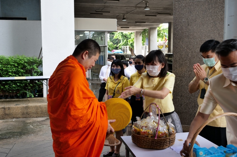 พิธีทำบุญตักบาตรข้าวสารอาหารแห้ง คณะสงฆ์จำนวน 9 รูป จากวัดพระเชตุพนวิมลมังคลารามราชวรมหาวิหาร เพื่อถวายเป็นพระราชกุศล แด่พระบาท