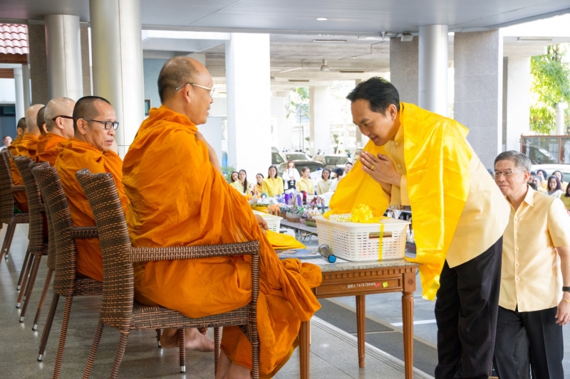 พิธีทำบุญตักบาตรข้าวสารอาหารแห้ง คณะสงฆ์จำนวน 9 รูป จากวัดพระราม 9 กาญจนาภิเษก พระอารามหลวง