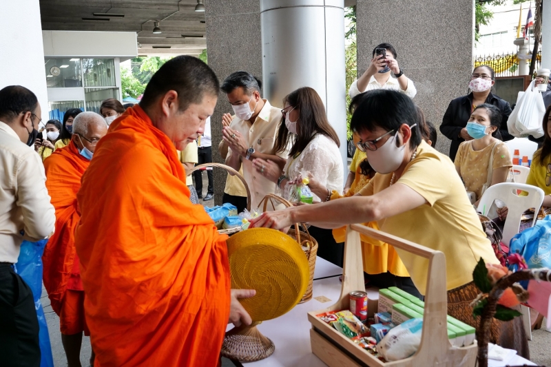 พิธีทำบุญตักบาตรข้าวสารอาหารแห้ง คณะสงฆ์จำนวน 9 รูป จากวัดพระเชตุพนวิมลมังคลารามราชวรมหาวิหาร เพื่อถวายเป็นพระราชกุศล  แด่พระบาท