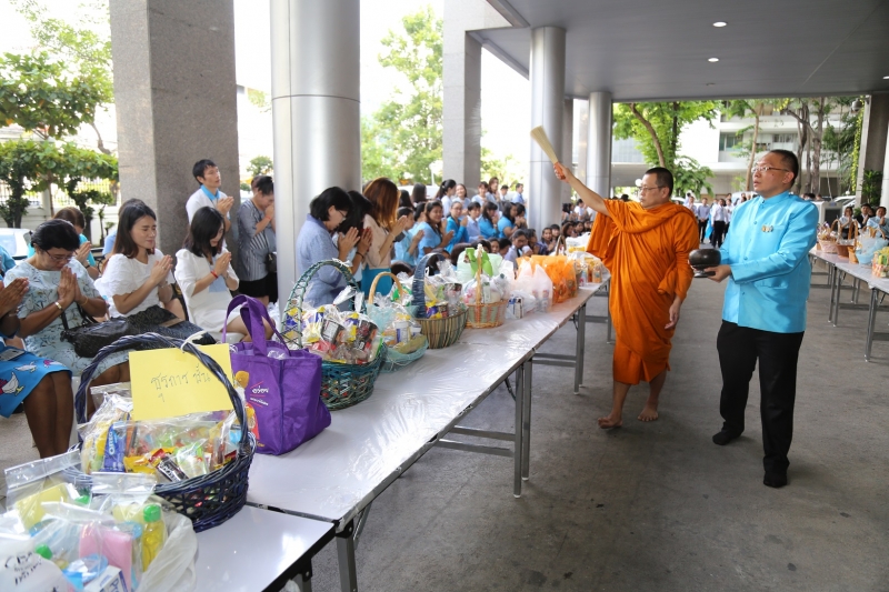 พิธีทำบุญตักบาตรข้าวสารอาหารแห้ง คณะสงฆ์จำนวน 9 รูป 