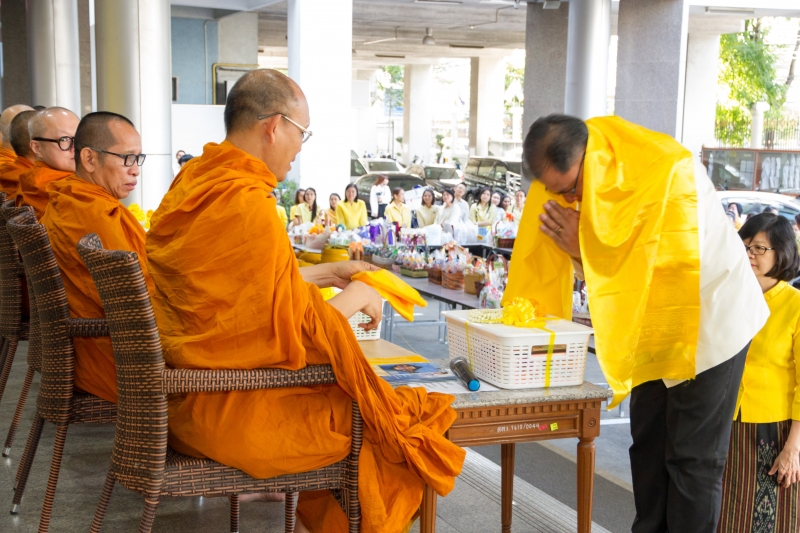 พิธีทำบุญตักบาตรข้าวสารอาหารแห้ง คณะสงฆ์จำนวน 9 รูป จากวัดพระราม 9 กาญจนาภิเษก พระอารามหลวง