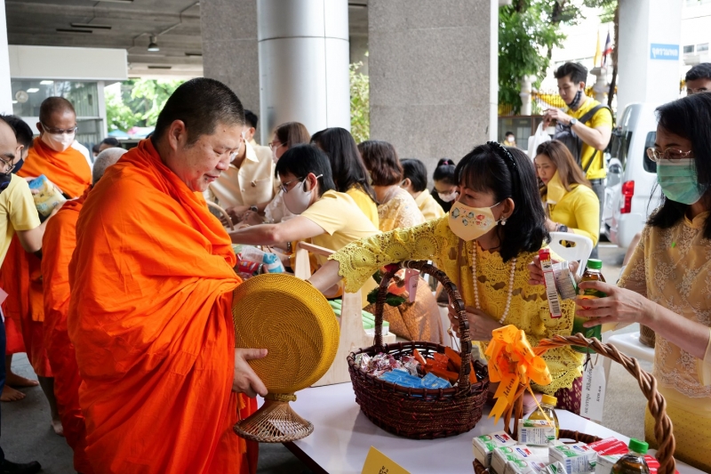 พิธีทำบุญตักบาตรข้าวสารอาหารแห้ง คณะสงฆ์จำนวน 9 รูป จากวัดพระเชตุพนวิมลมังคลารามราชวรมหาวิหาร เพื่อถวายเป็นพระราชกุศล แด่พระบาท