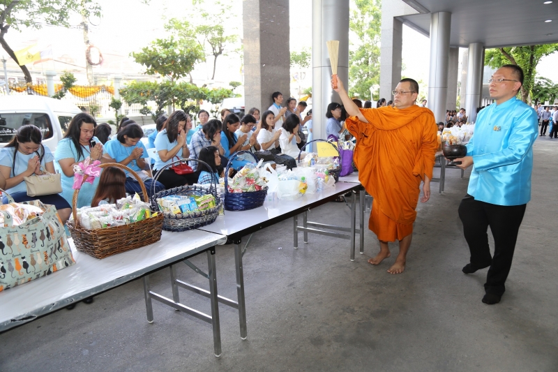 พิธีทำบุญตักบาตรข้าวสารอาหารแห้ง คณะสงฆ์จำนวน 9 รูป 