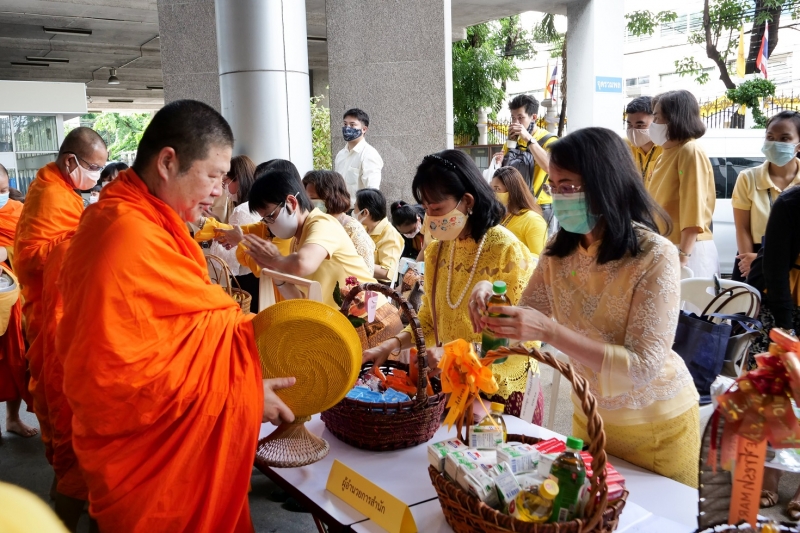 พิธีทำบุญตักบาตรข้าวสารอาหารแห้ง คณะสงฆ์จำนวน 9 รูป จากวัดพระเชตุพนวิมลมังคลารามราชวรมหาวิหาร เพื่อถวายเป็นพระราชกุศล แด่พระบาท