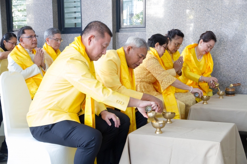 พิธีทำบุญตักบาตรข้าวสารอาหารแห้ง คณะสงฆ์จำนวน 9 รูป จากวัดพระราม 9 กาญจนาภิเษก พระอารามหลวง