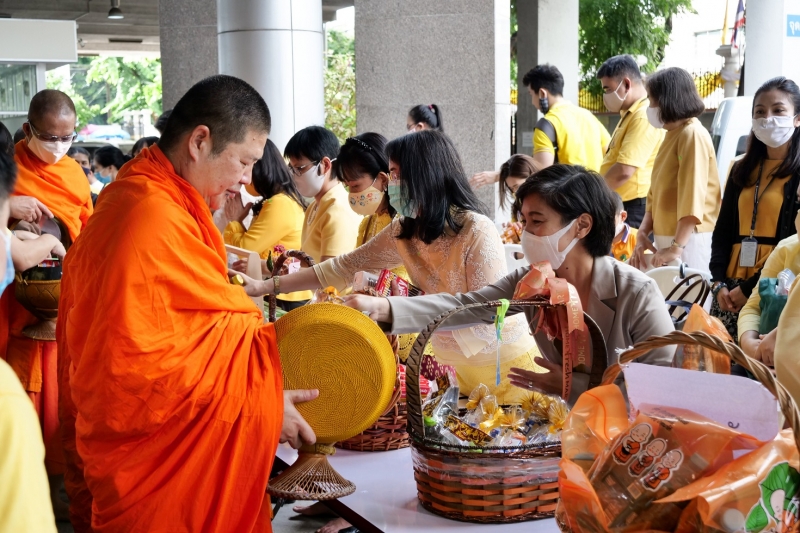 พิธีทำบุญตักบาตรข้าวสารอาหารแห้ง คณะสงฆ์จำนวน 9 รูป จากวัดพระเชตุพนวิมลมังคลารามราชวรมหาวิหาร เพื่อถวายเป็นพระราชกุศล แด่พระบาท