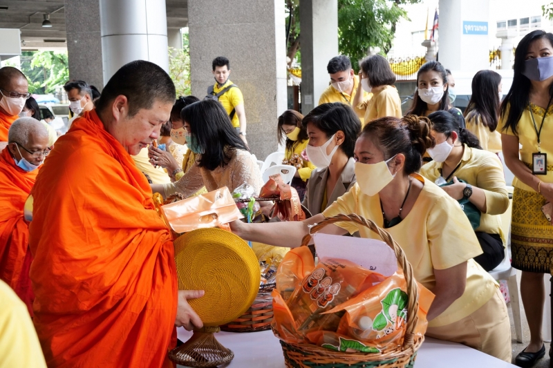 พิธีทำบุญตักบาตรข้าวสารอาหารแห้ง คณะสงฆ์จำนวน 9 รูป จากวัดพระเชตุพนวิมลมังคลารามราชวรมหาวิหาร เพื่อถวายเป็นพระราชกุศล แด่พระบาท