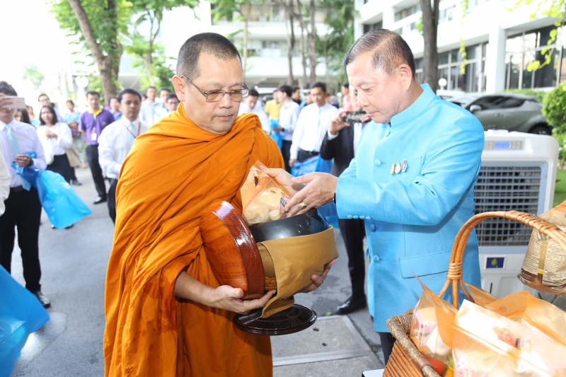 พิธีทำบุญตักบาตรข้าวสารอาหารแห้ง คณะสงฆ์จำนวน 9 รูป 