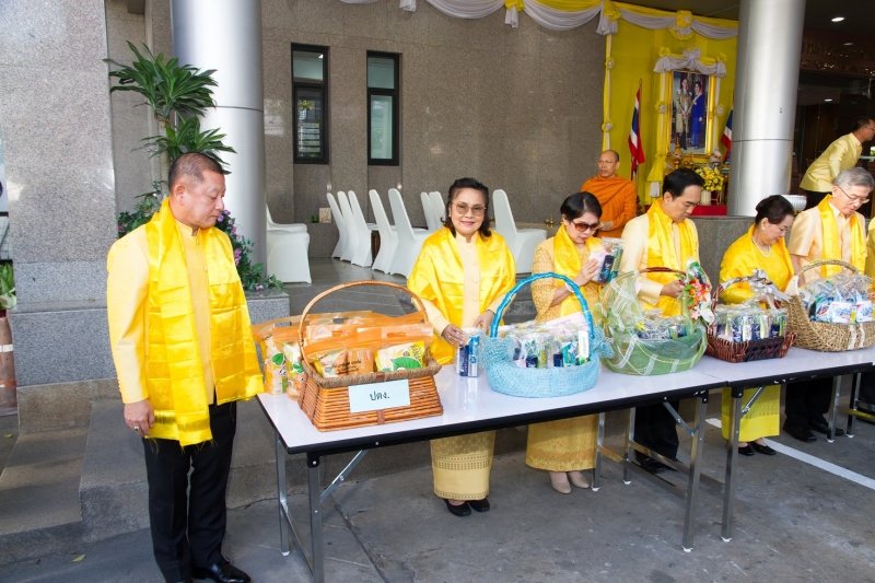 พิธีทำบุญตักบาตรข้าวสารอาหารแห้ง คณะสงฆ์จำนวน 9 รูป จากวัดพระราม 9 กาญจนาภิเษก พระอารามหลวง