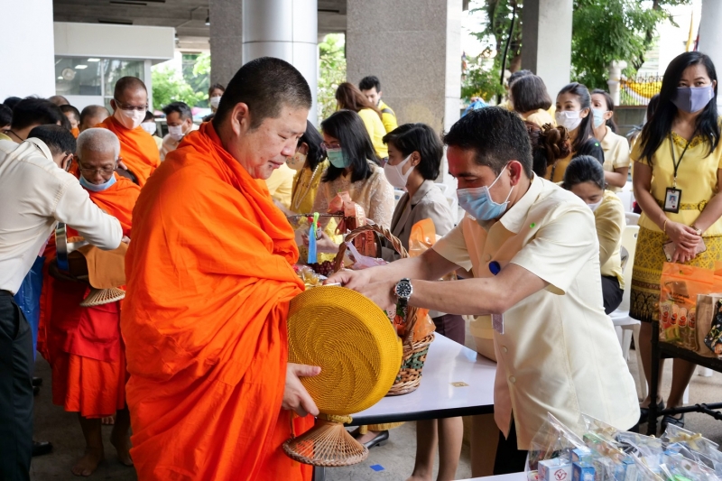 พิธีทำบุญตักบาตรข้าวสารอาหารแห้ง คณะสงฆ์จำนวน 9 รูป จากวัดพระเชตุพนวิมลมังคลารามราชวรมหาวิหาร เพื่อถวายเป็นพระราชกุศล แด่พระบาท