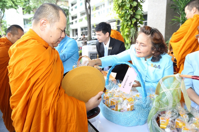 พิธีทำบุญตักบาตรข้าวสารอาหารแห้ง คณะสงฆ์จำนวน 9 รูป 
