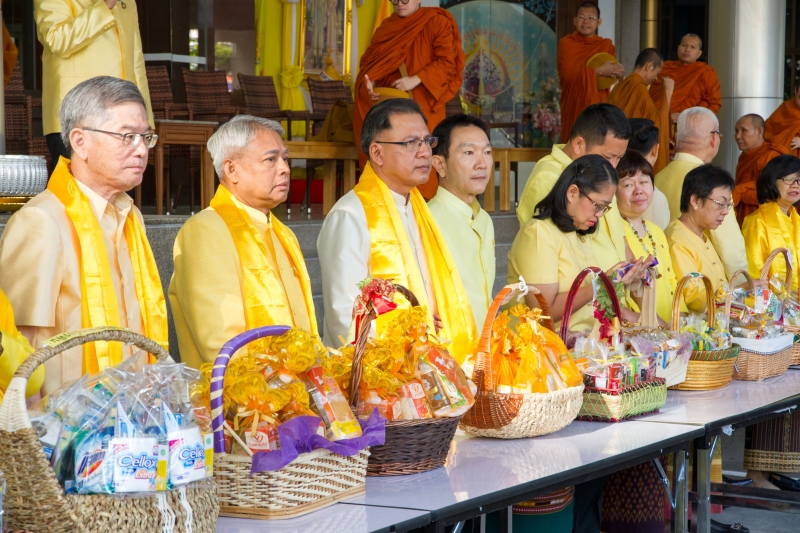 พิธีทำบุญตักบาตรข้าวสารอาหารแห้ง คณะสงฆ์จำนวน 9 รูป จากวัดพระราม 9 กาญจนาภิเษก พระอารามหลวง