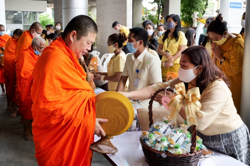 พิธีทำบุญตักบาตรข้าวสารอาหารแห้ง คณะสงฆ์จำนวน 9 รูป จากวัดพระเชตุพนวิมลมังคลารามราชวรมหาวิหาร เพื่อถวายเป็นพระราชกุศล แด่พระบาท