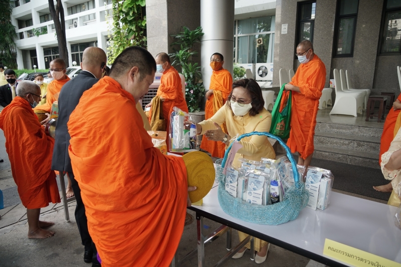 พิธีทำบุญตักบาตรข้าวสารอาหารแห้ง คณะสงฆ์จำนวน 9 รูป จากวัดพระเชตุพนวิมลมังคลารามราชวรมหาวิหาร เพื่อถวายเป็นพระราชกุศล แด่พระบาท