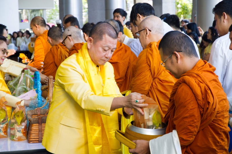 พิธีทำบุญตักบาตรข้าวสารอาหารแห้ง คณะสงฆ์จำนวน 9 รูป จากวัดพระราม 9 กาญจนาภิเษก พระอารามหลวง