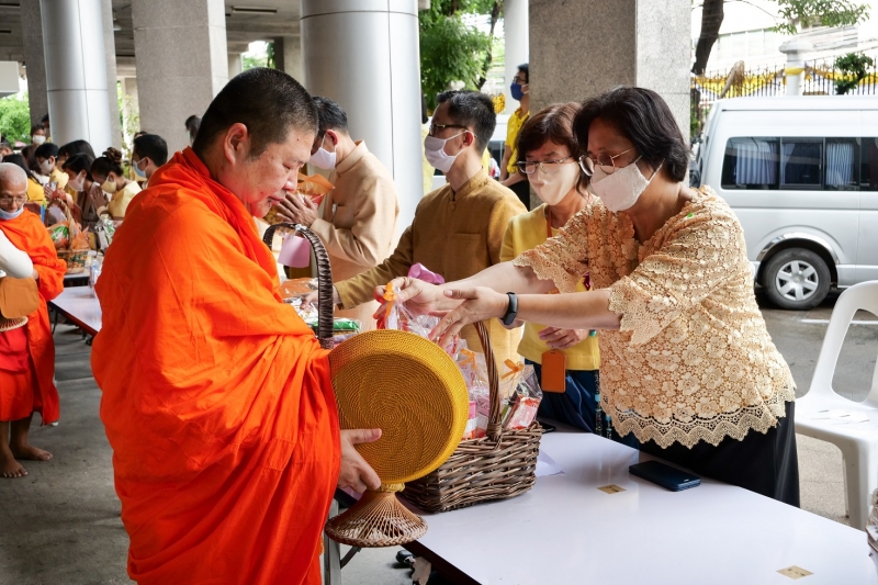 พิธีทำบุญตักบาตรข้าวสารอาหารแห้ง คณะสงฆ์จำนวน 9 รูป จากวัดพระเชตุพนวิมลมังคลารามราชวรมหาวิหาร เพื่อถวายเป็นพระราชกุศล แด่พระบาท