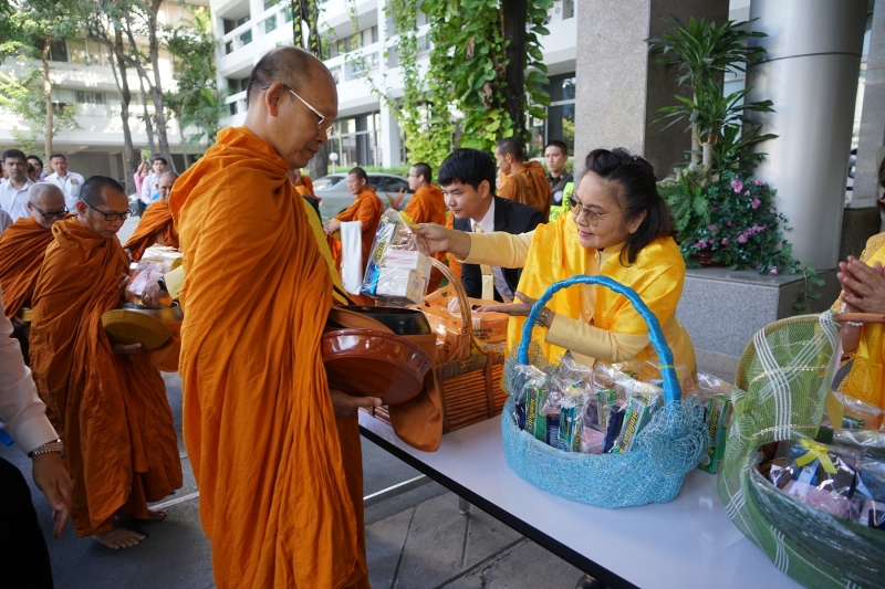 พิธีทำบุญตักบาตรข้าวสารอาหารแห้ง คณะสงฆ์จำนวน 9 รูป จากวัดพระราม 9 กาญจนาภิเษก พระอารามหลวง
